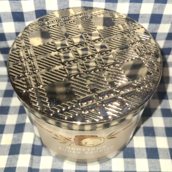 NEW Hometown Sugar Cookies 3-Wick Candle 25-45 burn hours Bath & Body Works - Picture 2 of 2